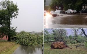 Obilne kiše zahvatile i Prnjavor: Vjetar čupao stabla i krovove s kuća